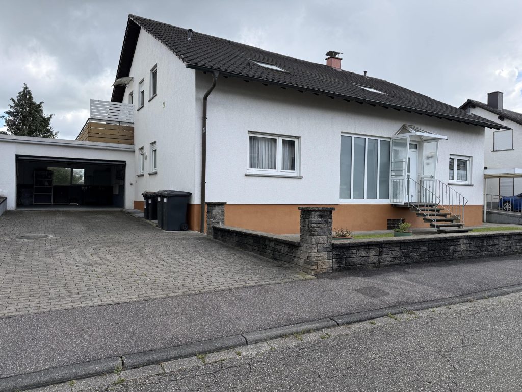 Frontalansicht mit Doppelgarage
